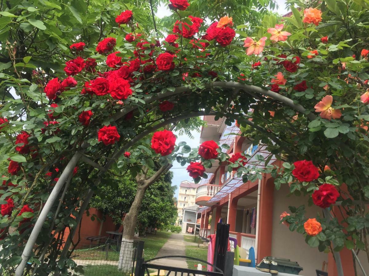Guest House Smile Kobuleti Esterno foto